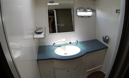 Catamaran Turquoise, vue d'une salle de bain