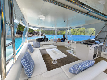Blue Escape catamaran, saloon