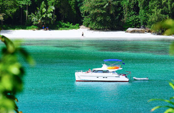 Catamaran Poerava, Outside view